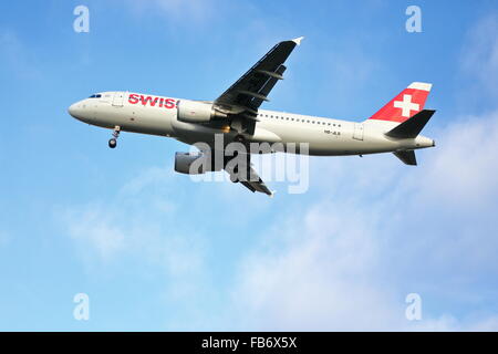 Swiss International Airlines Airbus A320-214 HB-JLS landet auf dem Flughafen Heathrow, London Stockfoto