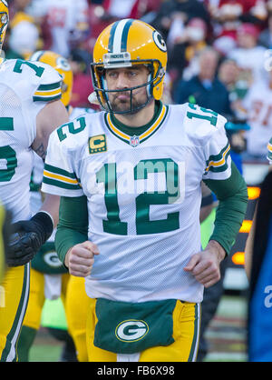 Green Bay Packers quarterback Aaron Rodgers (12) läuft auf das Spielfeld, wie sein Team vor dem NFC-Wild-Card-Spiel gegen die Washington Redskins in FedEx Field in Landover, Maryland auf Sonntag, 10. Januar 2016 eingeführt wird. Bildnachweis: Ron Sachs/CNP - NO WIRE SERVICE - Redaktion verwenden, nur, wenn durch die NFL lizensiert Stockfoto