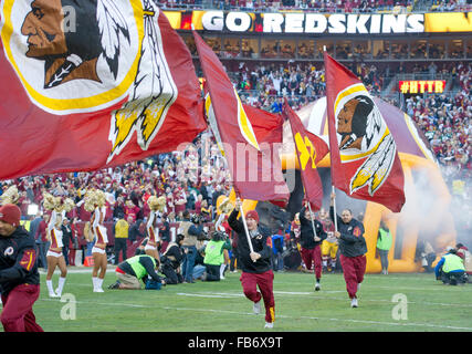 Die Washington Redskins Flaggenträger aufs Feld laufen, wie das Team vor dem NFC-Wild-Card-Spiel gegen die Green Bay Packers an FedEx Field in Landover, Maryland auf Sonntag, 10. Januar 2016 eingeführt wird. Bildnachweis: Ron Sachs/CNP - NO WIRE SERVICE - Redaktion verwenden, nur, wenn durch die NFL lizensiert Stockfoto