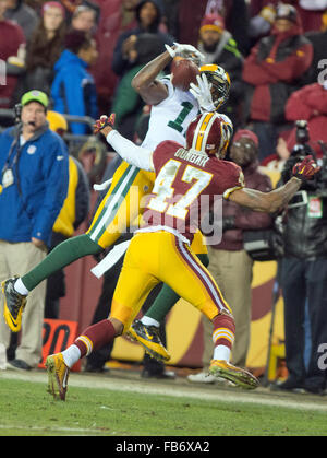 Green Bay Packers Wide Receiver Davante Adams (17) macht einen Haken über Washington Redskins Cornerback Quinton Dunbar (47) im zweiten Quartal Aktion während einer NFC Wildcard-Spiel bei FedEx Field in Landover, Maryland auf Sonntag, 10. Januar 2016. Die Packers gewannen das Spiel 35-18. Bildnachweis: Ron Sachs/CNP - NO WIRE SERVICE - Redaktion verwenden, nur, wenn durch die NFL lizensiert Stockfoto