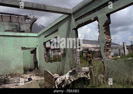 Sumatra, Indonesien. 11. Januar 2016. Ein Bewohner des Dorfes Guruh Kinayan gehören zu der linken Seite des zerstörten Hauses infolge eines Anstiegs der vulkanischen Rauch und Asche während der Eruption des Mount Sinabung, in Nord-Sumatra, Indonesien am 11. Januar 2016. Bildnachweis: Ivan Damanik/Alamy Live-Nachrichten Stockfoto