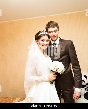 erstes Treffen der Braut und des Bräutigams an einem Hochzeitstag. Stockfoto