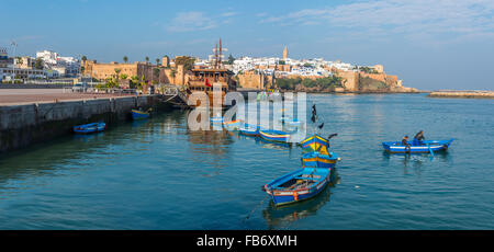 Angelboote/Fischerboote in Rabat Fischerhafen, liegt am Atlantischen Ozean an der Mündung des Flusses Bou Regreg, Rabat, Marokko. Stockfoto