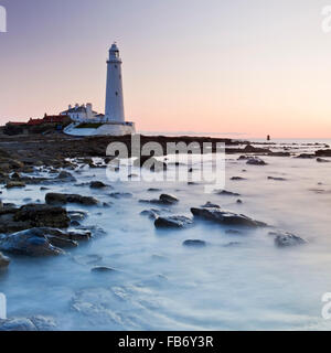 Str. Marys Leuchtturm an der Northumbrian Küste nahe der Stadt von Whitley Bay, England. Der Leuchtturm wurde im Jahr 1898 fertiggestellt und Stockfoto