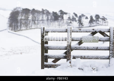 Verschneite Landschaft in Housesteads Festung mit Blick auf den Zwinger Klippen, Nationalpark Northumberland, England Stockfoto