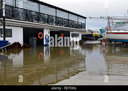 Christchurch, Dorset, UK. 11. Januar 2016. Christchurch-Segel-Club, The Quay und alte Mühle Café von Hochwasser betroffen. Schilf und Bäumen fegte angeschwollenen Fluss Stour erstellen Gefahren, wenn Wasser auf Montag, 11. Januar 2016 zurückgeht. Bildnachweis: Roger Allen Fotografie/Alamy Live-Nachrichten Stockfoto