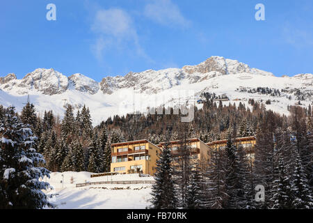 Moderne Ski-Ferienwohnungen unter Ski Sudel am Berghang im Winterschnee. St. Anton am Arlberg, Tirol, Österreich Stockfoto