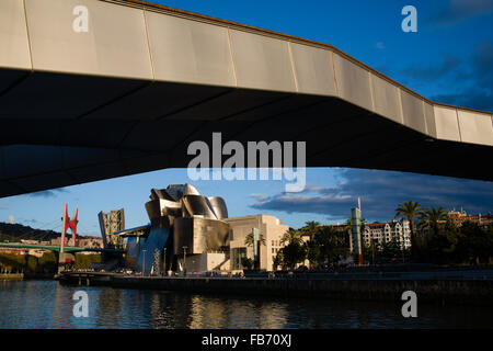 09.05.15 Guggenheim-Museum in der späten Nachmittagssonne, Bilbao, Bizkaia, Baskenland, Spanien. Foto von James Sturcke Stockfoto