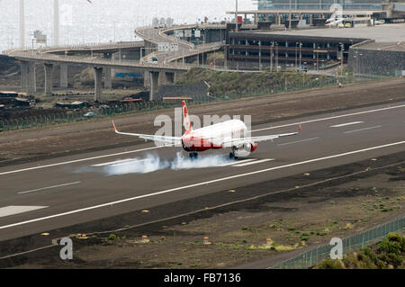 Air Berlin Flugzeug Landung am Flughafen Santa Cruz La Palma auf den Kanarischen Inseln mit Rauch aus den Reifen Stockfoto