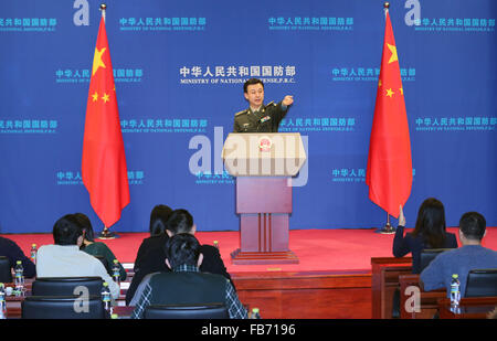 Peking, China. 11. Januar 2016. Wu Qian, Sprecher für Ministerium der Nationalverteidigung, Antworten auf Fragen über Zentralen Militärkommission (CMC) gemischt auf einer Pressekonferenz in Peking, Hauptstadt von China, 11. Januar 2016. China hat seine vier militärisches Hauptquartier--Personal, Politik, Logistik und Rüstung in 15 neuen Agenturen unter der zentralen Militärkommission reorganisiert. Bildnachweis: Yin Gang/Xinhua/Alamy Live-Nachrichten Stockfoto