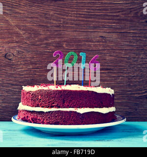 Closeup belegt ein roter Samt-Kuchen mit vier glitzernde Zahlen in verschiedenen Farben bilden die Reihe 2016, wie das neue Jahr Stockfoto