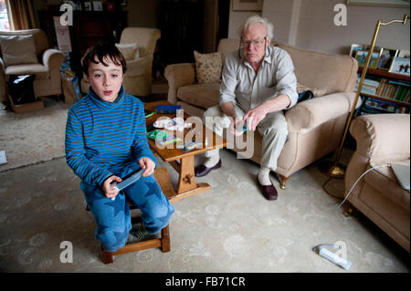 11 Jahre alten Enkel spielen auf der Wii mit seinem Großvater in North Yorkshire Stockfoto