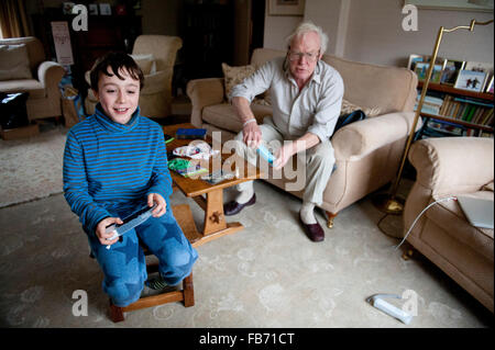 11 Jahre alten Enkel spielen auf der Wii mit seinem Großvater in North Yorkshire Stockfoto