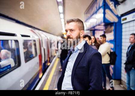 Junger Mann in u-Bahn Stockfoto