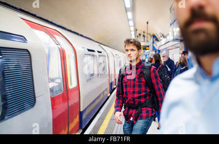 Junger Mann in u-Bahn Stockfoto