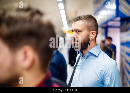 Junger Mann in u-Bahn Stockfoto