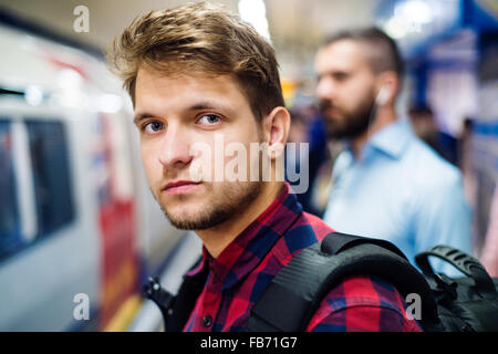 Junger Mann in u-Bahn Stockfoto