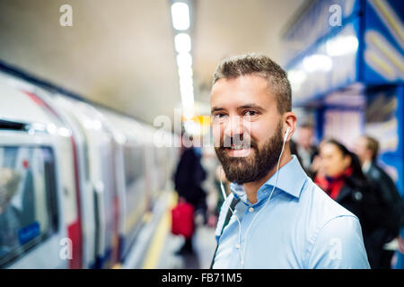 Junger Mann in u-Bahn Stockfoto