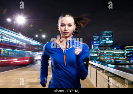 Frau läuft in der Stadt Stockfoto