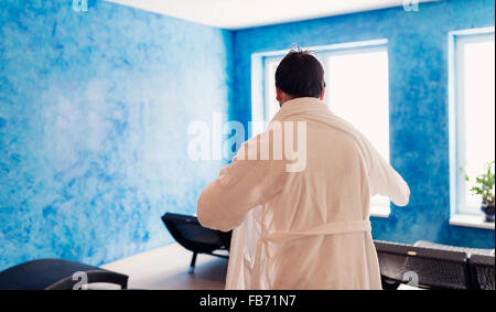 Mann im Bademantel Stockfoto