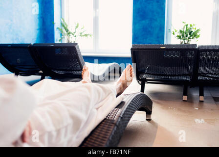 Mann im Bademantel Stockfoto