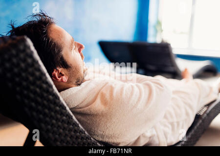 Mann im Bademantel Stockfoto