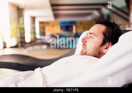 Mann im Bademantel Stockfoto