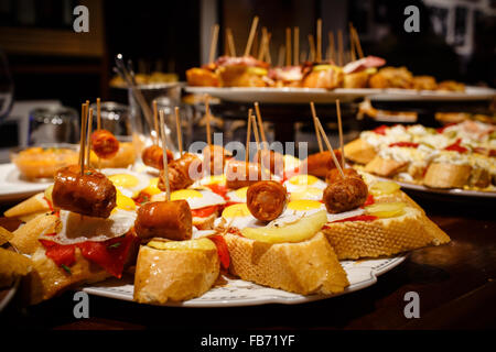 04.01.15 Chorizo, Kartoffel und Spiegelei Tapas auf Display, Casa Alcalde, c / Negusia, San Sebastián, Baskisches Land, Spanien. Stockfoto