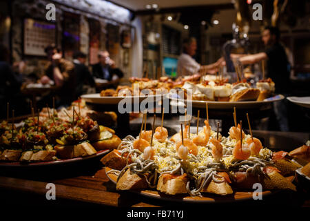 04.01.15 Tapas auf Display, Casa Alcalde, c / Negusia, San Sebastián, Baskisches Land, Spanien. Stockfoto