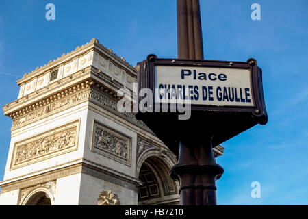 Vintage Straßenschild der Place Charles de Gaulle mit Arc de Triomphe de l'Étoile, Triumphbogen hinter, Paris, Frankreich. Stockfoto