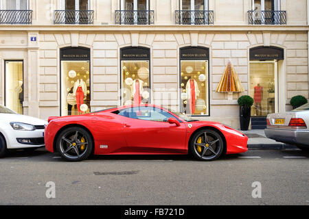 Ferrari 458 vor Modegeschäft Maison Ullens geparkt. Strickwaren, Paris, Frankreich. Stockfoto