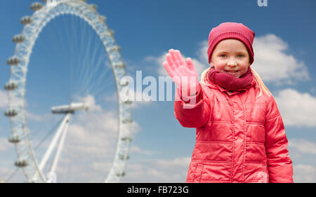 glückliche kleine Mädchen winken Hand über Fähre Rad Stockfoto