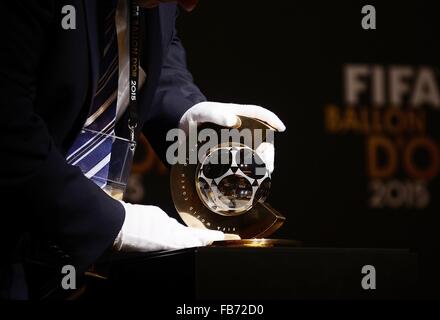 Zürich, Schweiz. 11. Januar 2016. Die Trophäe für The FIFA World Coach of the Year für Frauen s 2015. © Marcio Machado/ZUMA Draht/Alamy Live-Nachrichten Stockfoto