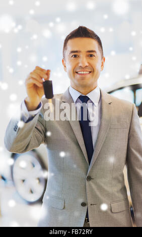 glücklicher Mann zeigt Schlüssel Auto Show oder Auto Salon Stockfoto