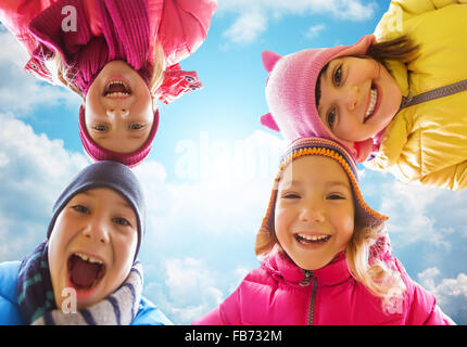 glückliche kleine Kinder Gesichter über blauen Himmel Stockfoto