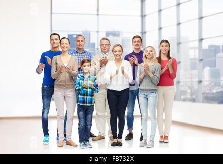 Gruppe von lächelnden Menschen applaudieren Stockfoto