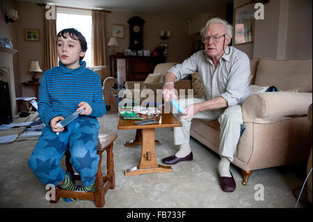 11 Jahre alten Enkel spielen auf der Wii mit seinem Großvater in North Yorkshire Stockfoto