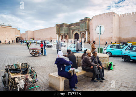 Menschen vor dem Bab el Mansour in Medina von Meknes. Marokko Stockfoto