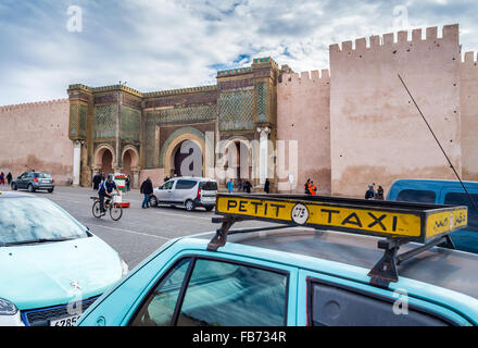 Taxistand mit Petit Taxis vor dem Bab el Mansour in Medina von Meknes. Marokko. Stockfoto