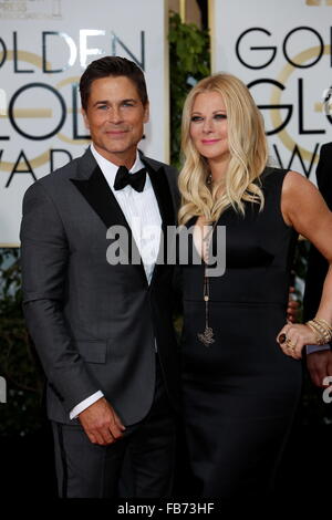 Beverly Hills, Kalifornien, USA. 10. Januar 2016. Schauspieler Rob Lowe und seine Frau Sheryl Berkoff erreichen die 73rd Annual Golden Globe Awards im Beverly Hilton Hotel in Beverly Hills, Kalifornien, USA, 10. Januar 2016. Foto: Hubert Boesl/Dpa - NO-Draht-SERVICE-/ Dpa/Alamy Live News Stockfoto