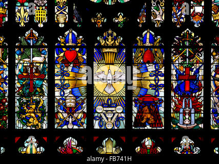 London, England, Vereinigtes Königreich. Parish Church of St. Luke, Chelsea. Ostfenster (1959: Hugh Easton) zeigt Symbole der Heiligen Stockfoto