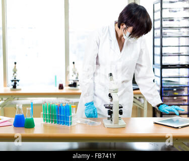 Chinesische Wissenschaftlerin in einem Labor Notizen auf tablet Stockfoto