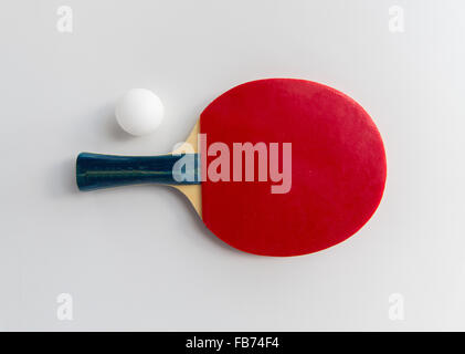 Nahaufnahme von Tischtennis-Schläger mit ball Stockfoto