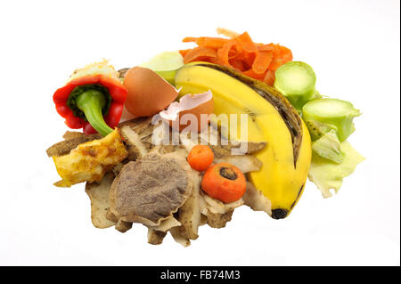 Haushalt Küche Abfallstoffe, bestehend aus Obst, Gemüse Peelings Teebeutel und Eierschalen zum Hinzufügen zu einem Garten Komposthaufen. Stockfoto