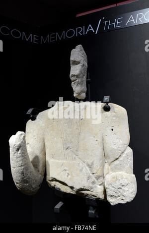 Riesige Statuen von Monte Prama, National Museum of Archaeology von Cagliari, Sardinien, Italien Stockfoto