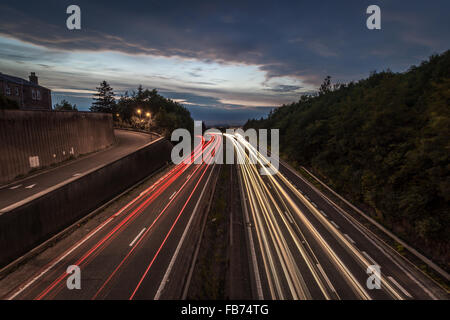 Langzeitbelichtung Verkehr Wege auf Edinburgh City Bypass Stockfoto