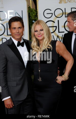 Beverly Hills, Kalifornien, USA. 10. Januar 2016. Schauspieler Rob Lowe und seine Frau Sheryl Berkoff erreichen die 73rd Annual Golden Globe Awards im Beverly Hilton Hotel in Beverly Hills, Kalifornien, USA, 10. Januar 2016. Foto: Hubert Boesl/Dpa - NO-Draht-SERVICE-/ Dpa/Alamy Live News Stockfoto