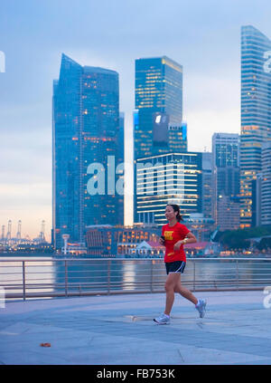 Unbekannte Frau Runnig vor Singapur in Singapur. Singapur ist erkannt worden ein Stockfoto