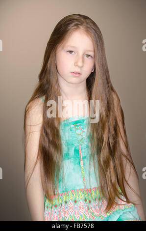 Porträt des kleinen Mädchens mit langen Haaren Stockfoto