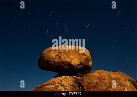 Felsformation der Devils Marbles vor dem Nachthimmel. Stockfoto